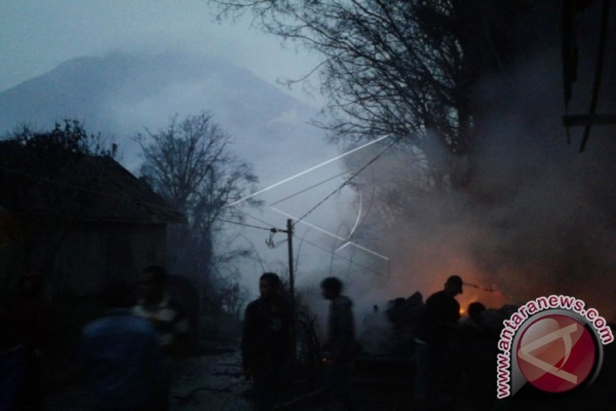 Tujuh Warga Terkena Awan Panas Gunung Sinabung