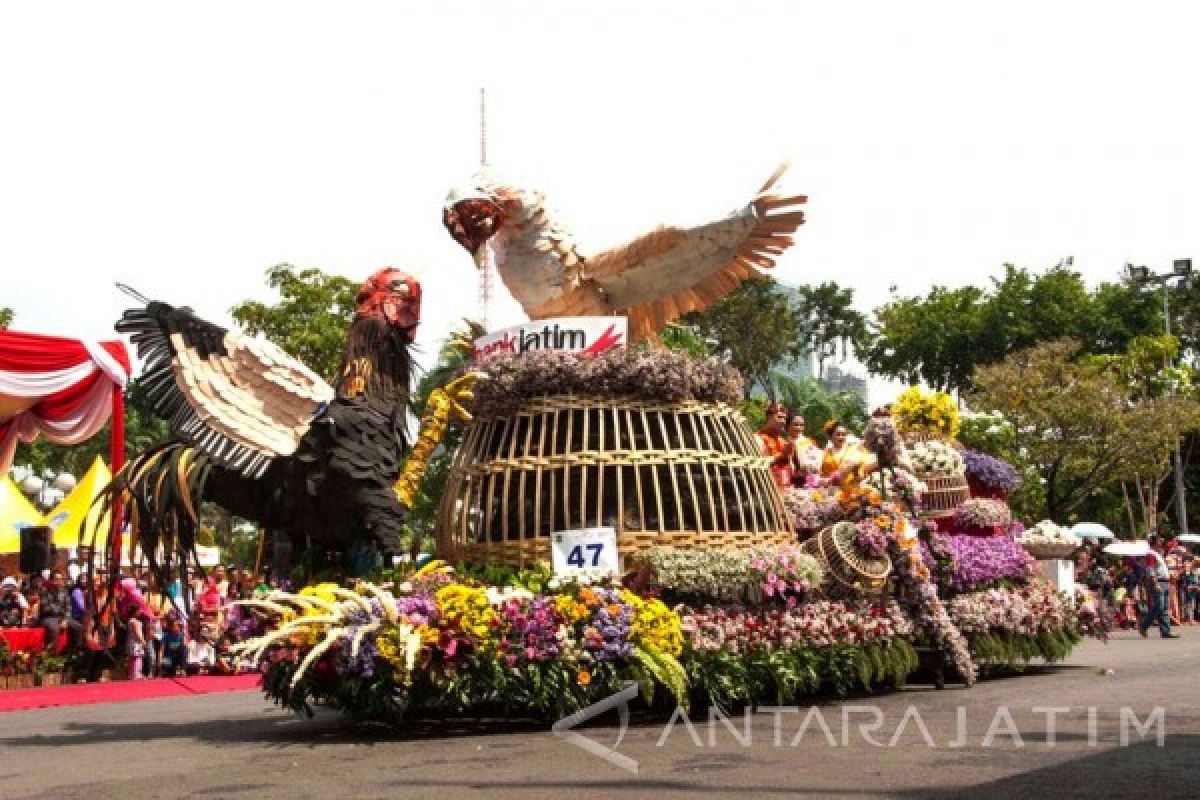 Ribuan Warga Surabaya Antusias Saksikan Pawai Bunga
