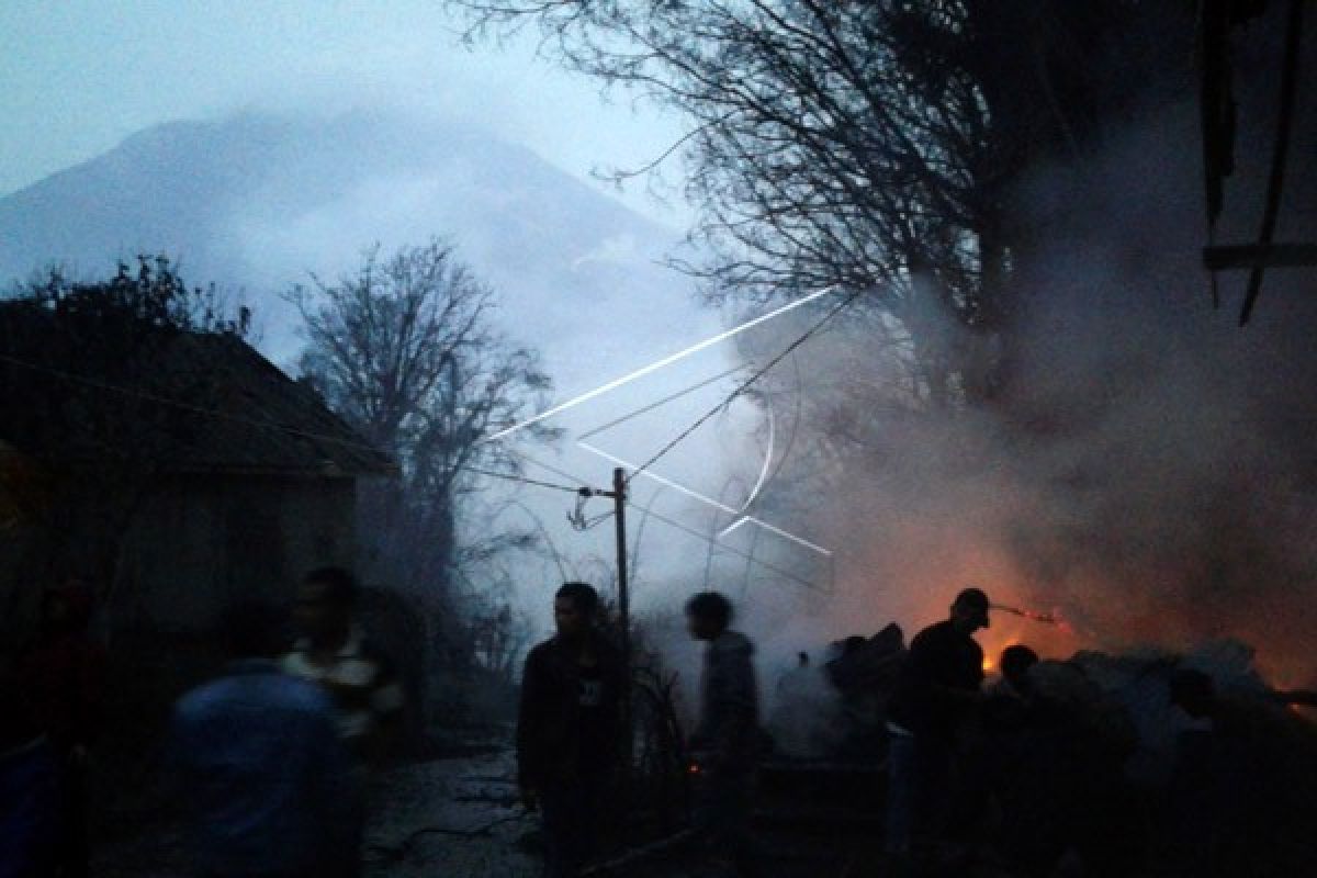 Gunung Sinabung semburkan material hingga 4 km