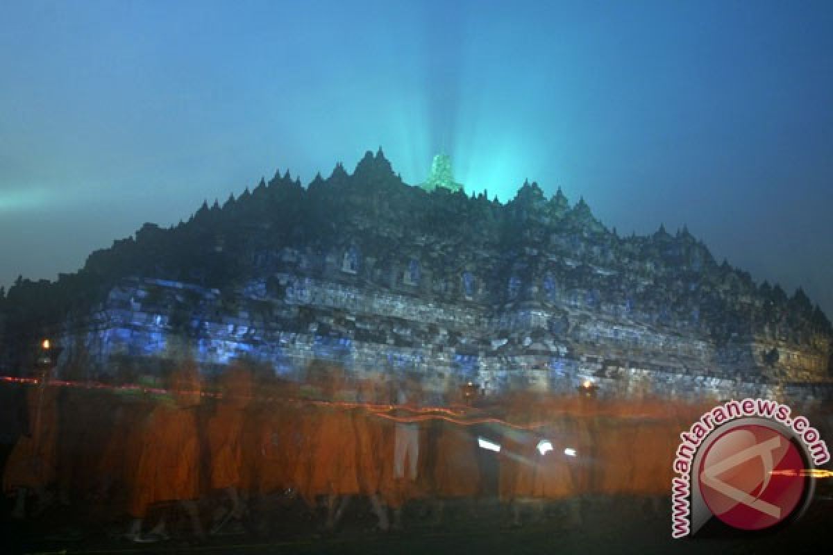 Ribuan umat Buddha lakukan prosesi Waisak di Mendut-Borobudur