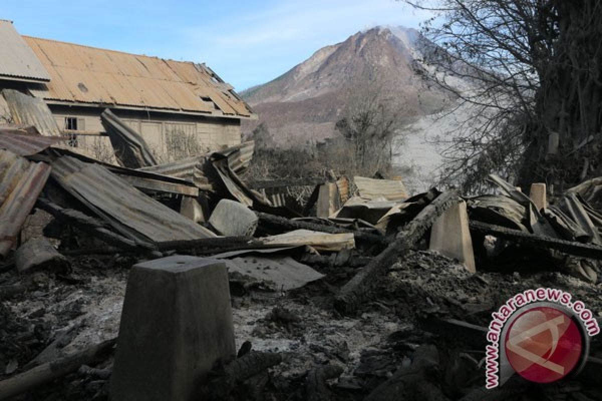 Jalur masuk zona merah Sinabung ditembok