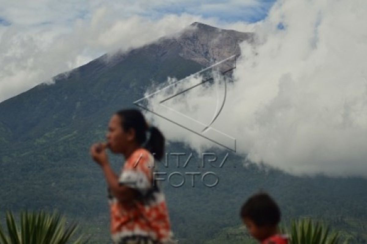 Gunung Kerinci semburkan abu vulkanik