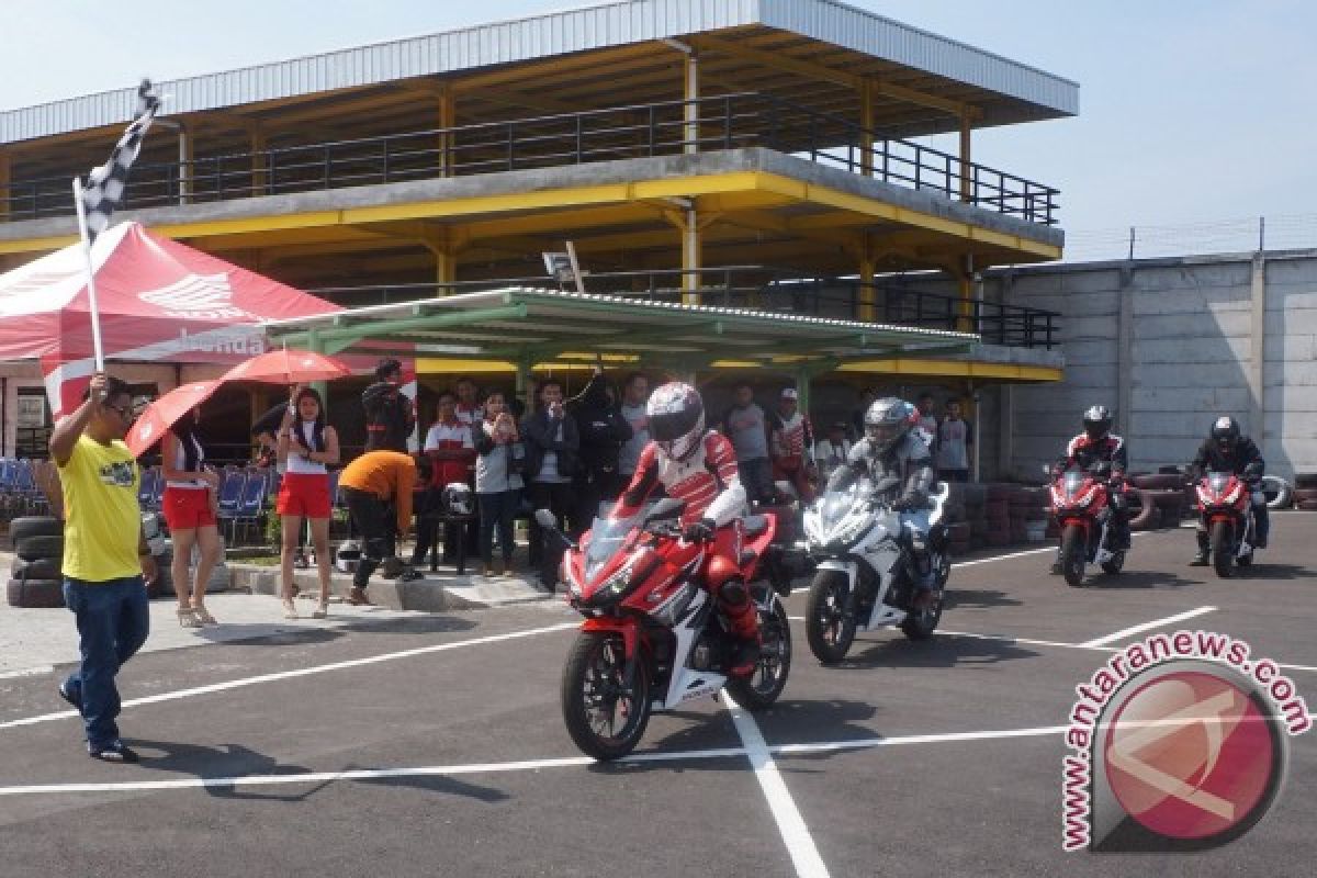 1.900 bikers belajar balap di All New Honda CBR150R Track Day