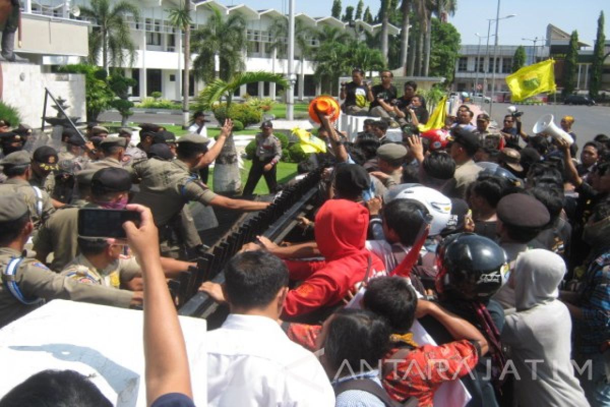 Demo PMII Jember Tolak Tambang Berakhir Ricuh