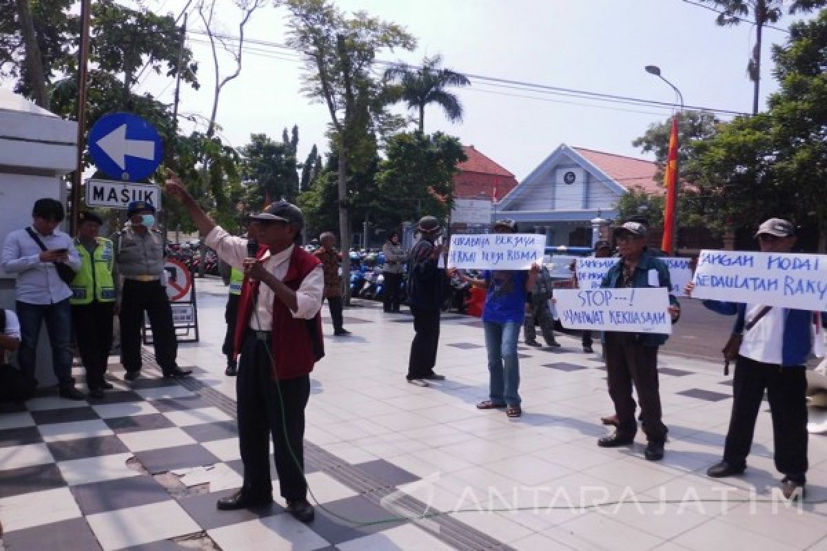 Solidaritas Aktivis: Pertahankan Risma di Surabaya