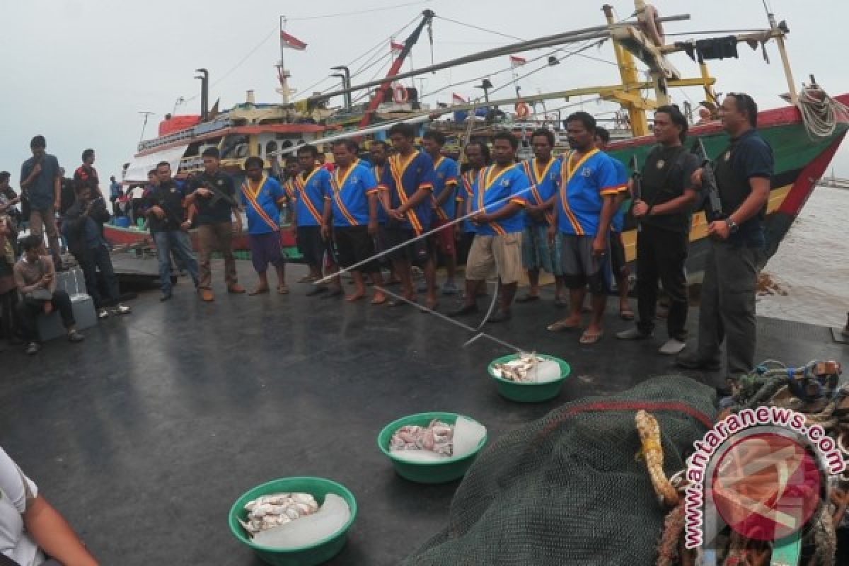 Kementerian/Lembaga harus menindak tegas kapal pencuri ikan