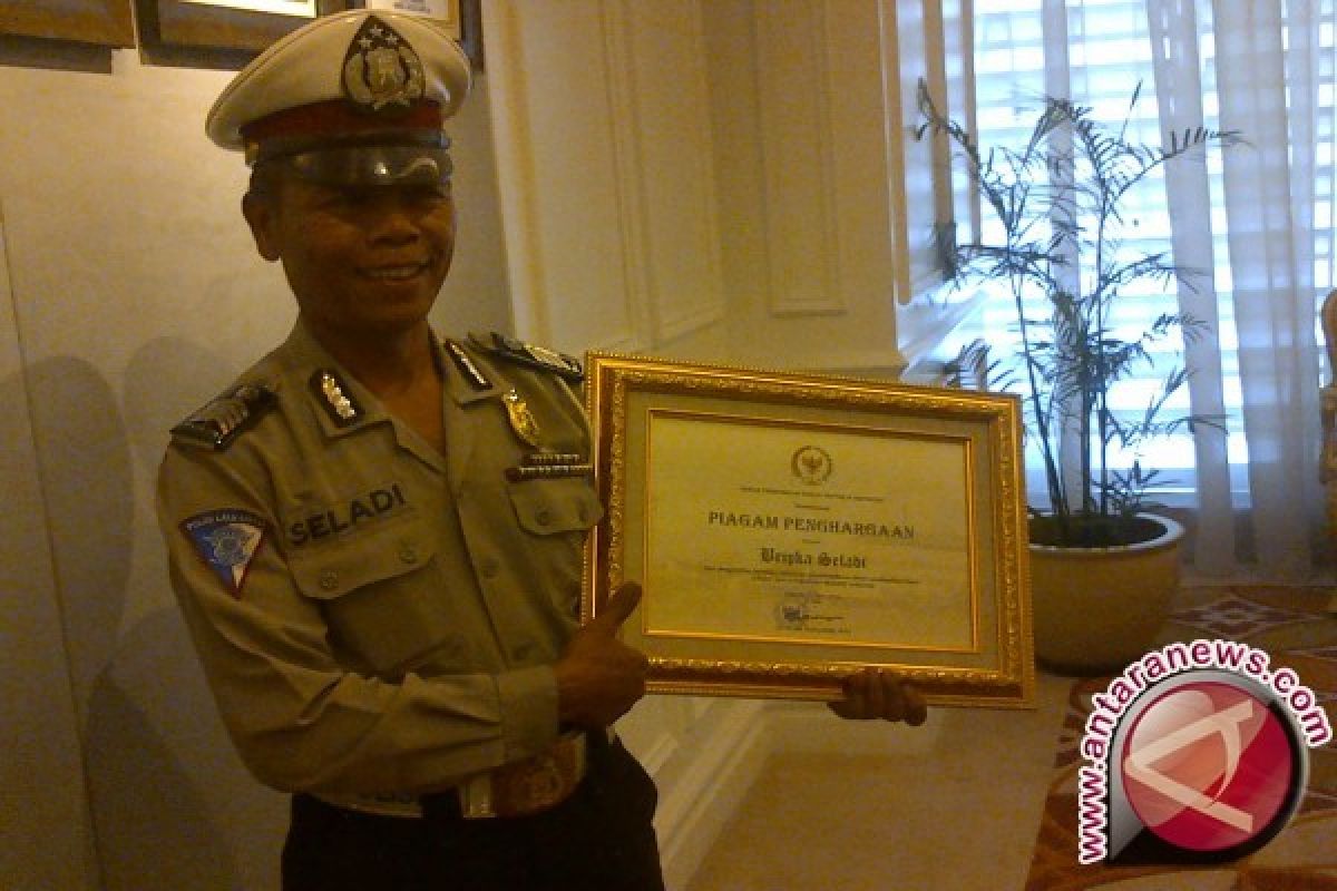 DPR Beri Penghargaan Untuk Polisi Pemulung, Bripka Seladi