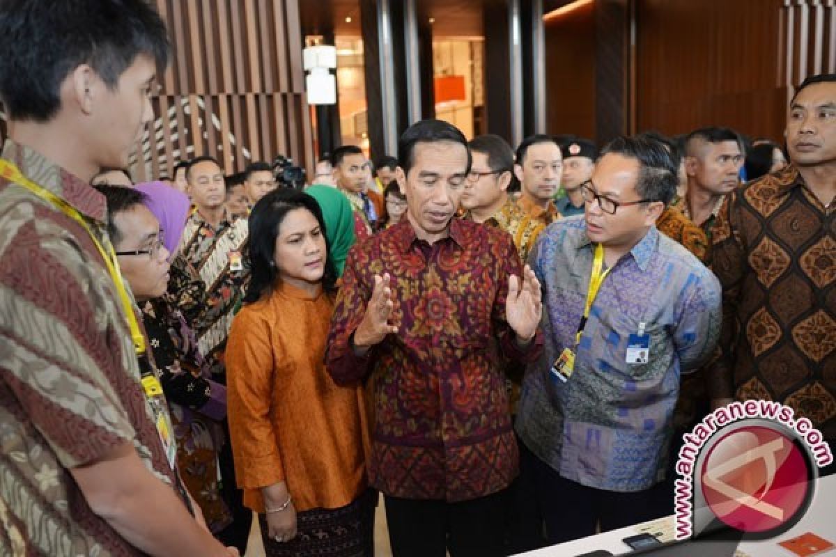 Presiden Jokowi habiskan akhir pekan belanja buku di Senayan City