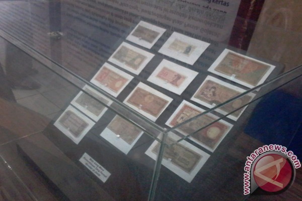 Alat tukar zaman pra sejarah di pamerkan di museum Jambi 