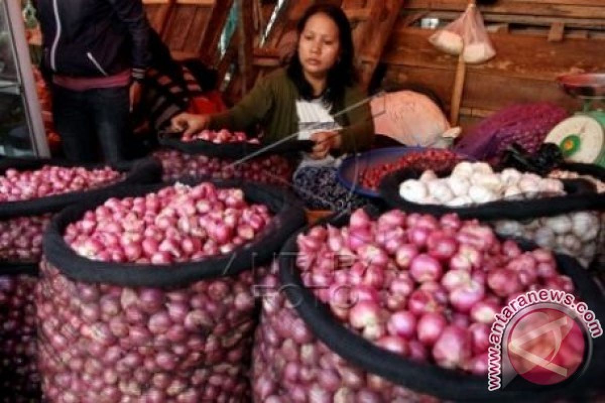 Disperindagtamben Karawang: Pedagang Jangan Seenaknya Naikkan Harga 