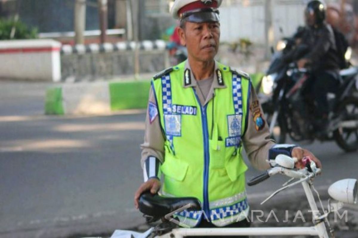 Bripka Seladi Terima Penghargaan Kapolri