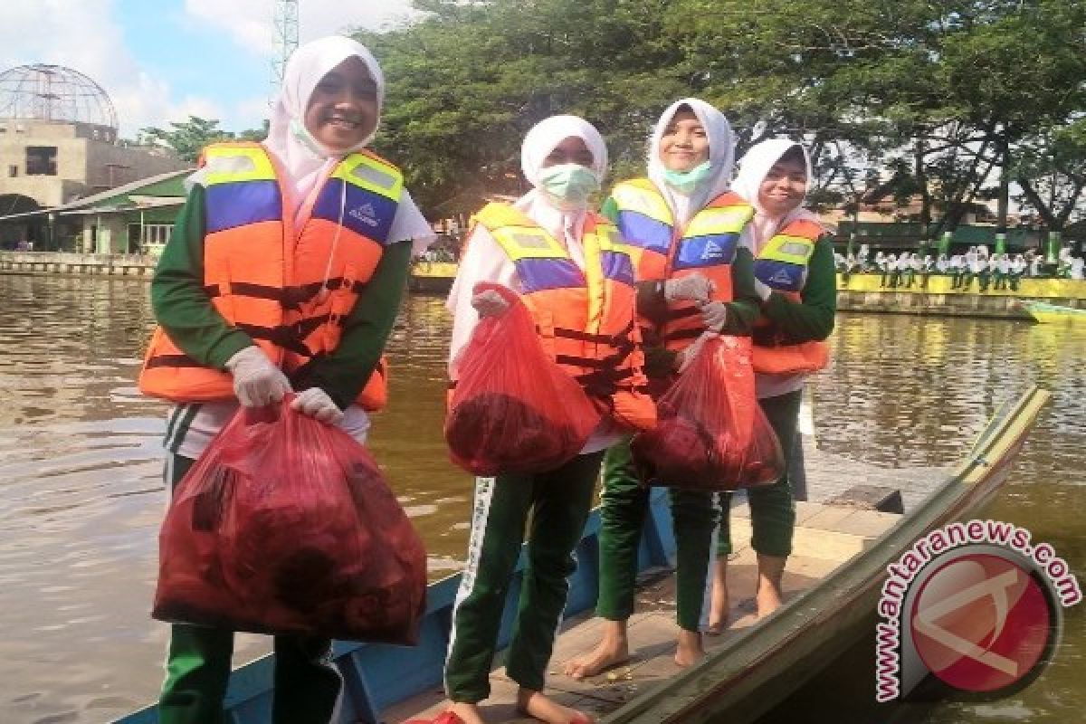 Sekolah Adiwiyata Bersihkan Sungai Jelang Hari Lingkungan