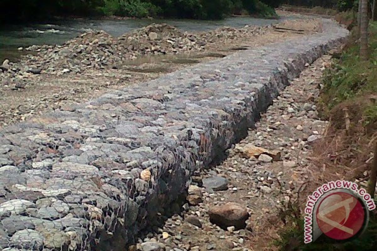 LSM pertanyakan izin batu bangun pengendali banjir