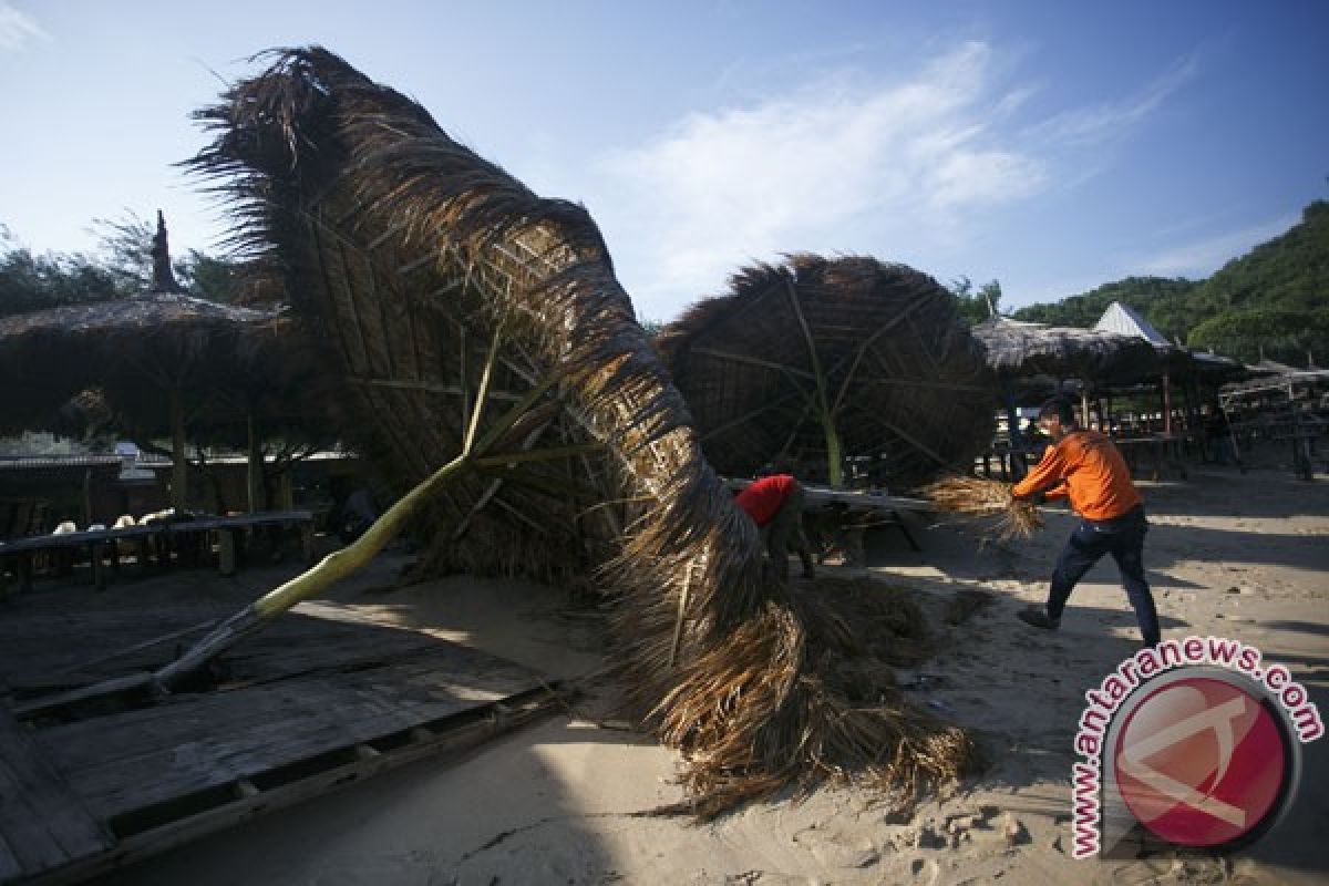 Gasebo di Pantai Gunung Kidul diterjang geombang 