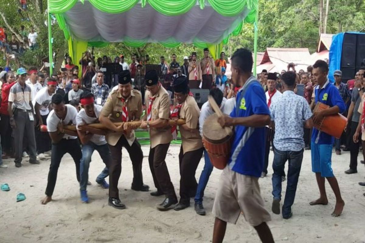 Menag coba permainan bambu gila