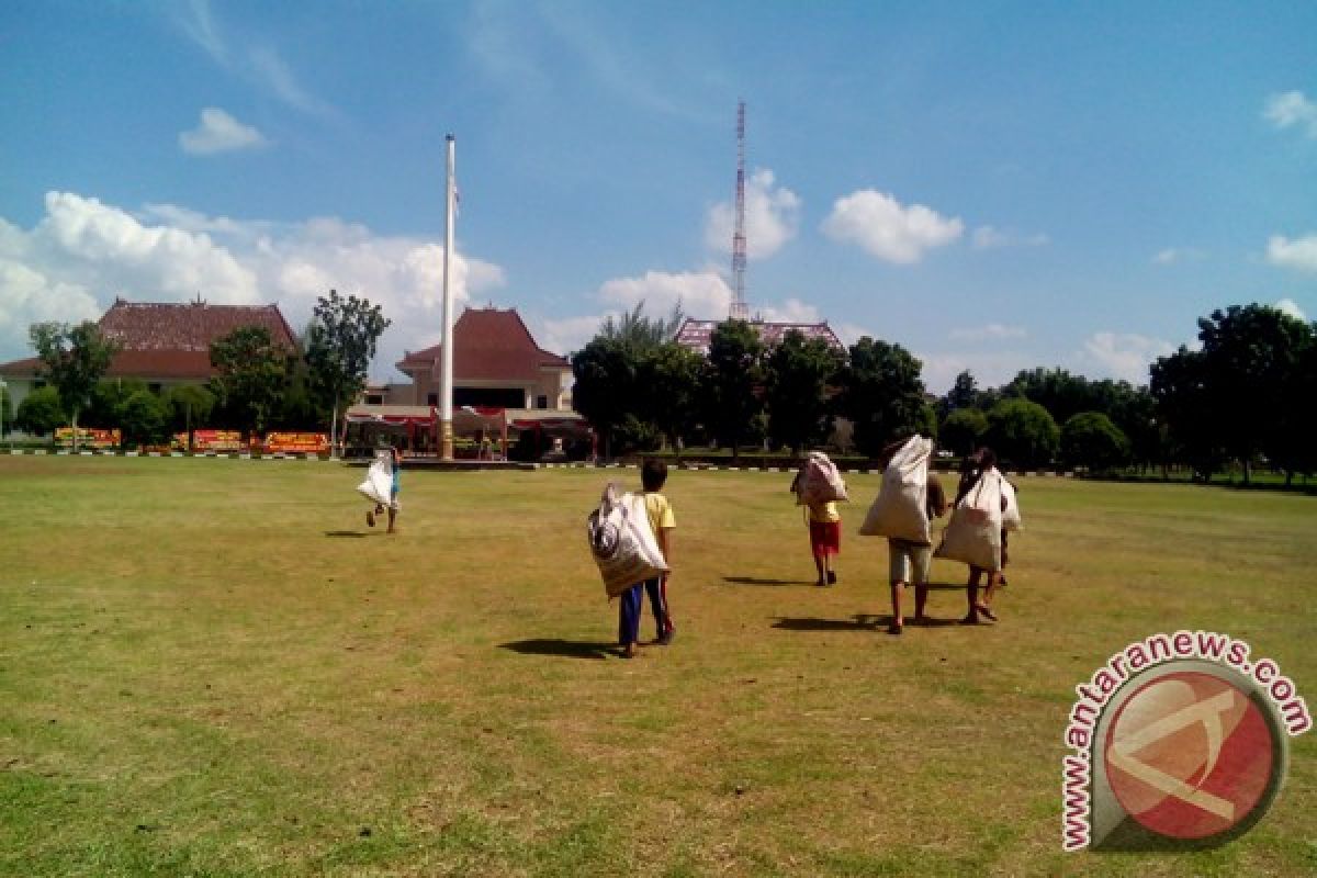 Pengumpul barang bekas bekeliaran di Kantor Pemkab Banyuasin 