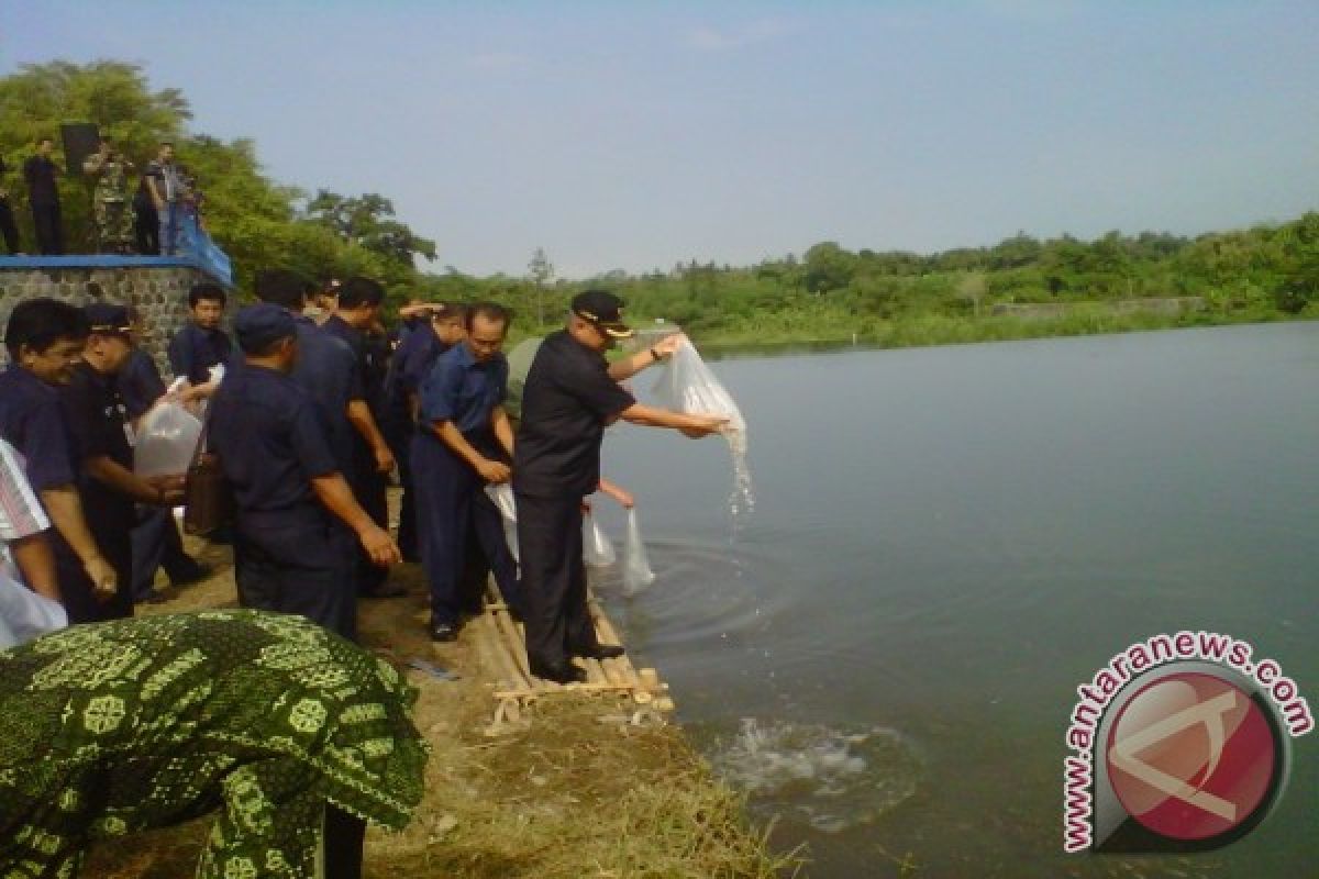 Bupati tebar ribuan benih ikan perairan umum