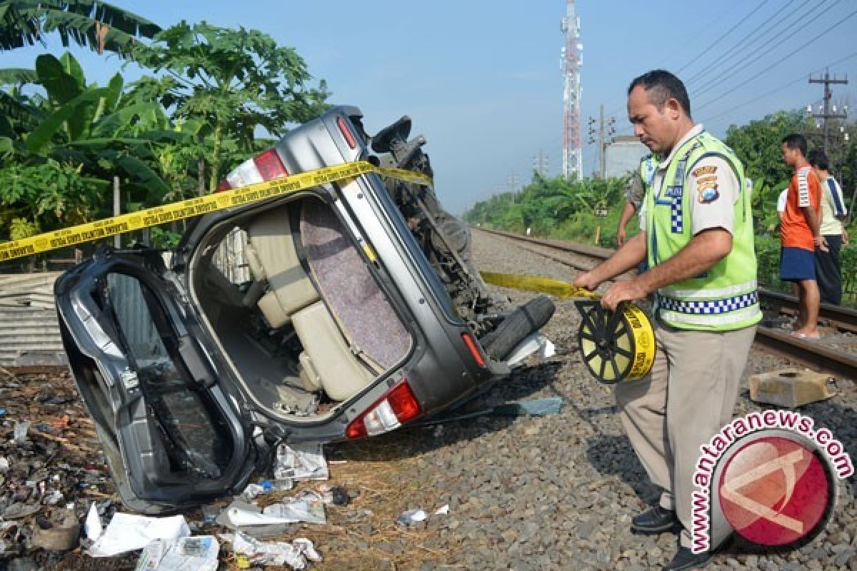 Kereta Api Tabrak Mobil Dua Orang Tewas