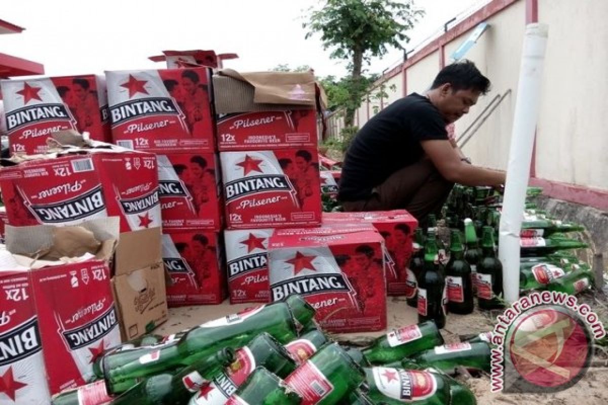 Kejaksaan Negeri Penajam Musnahkan 1.080 Botol Miras 