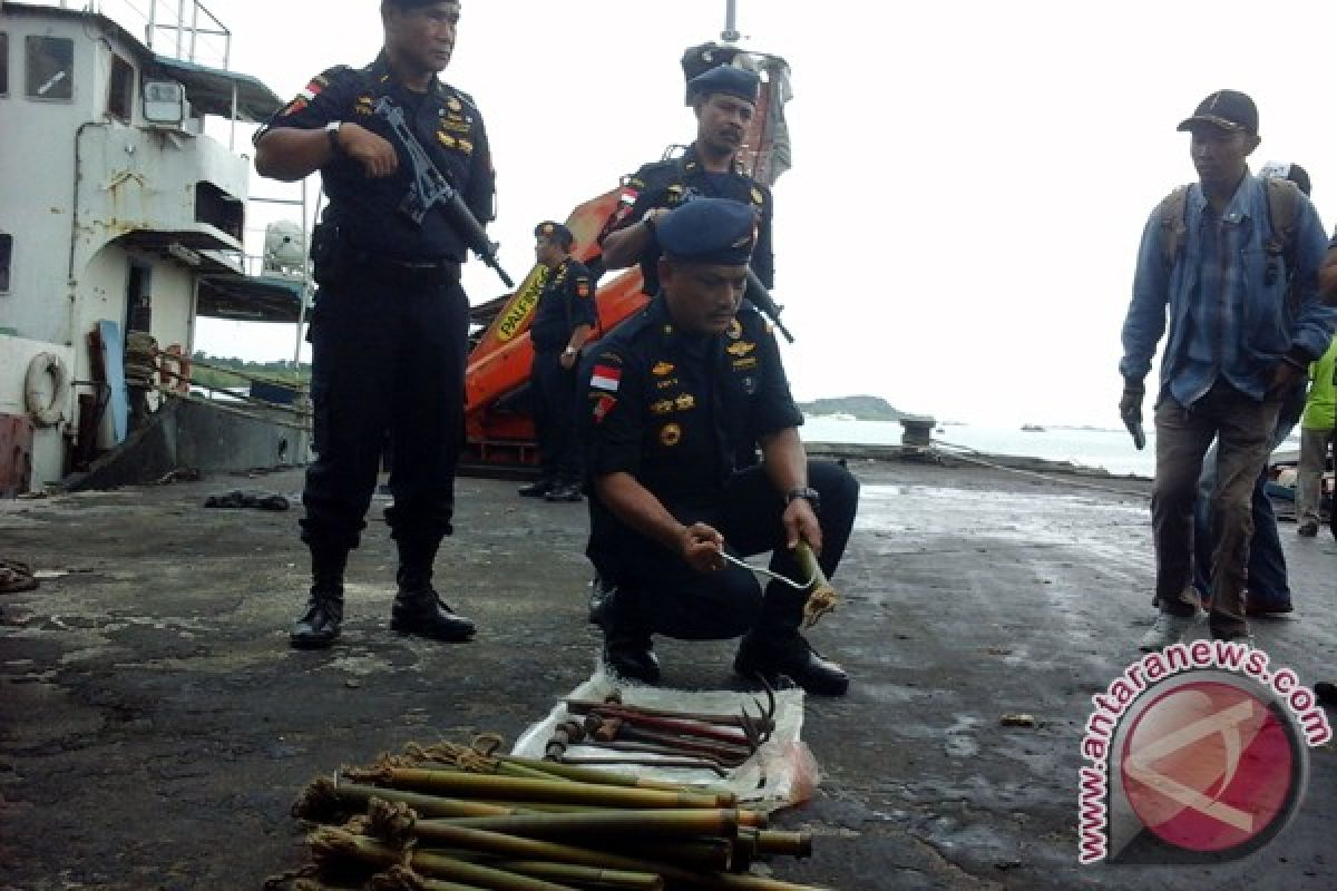 Kapal Patroli BC Kepri Dilempari Bom Molotov