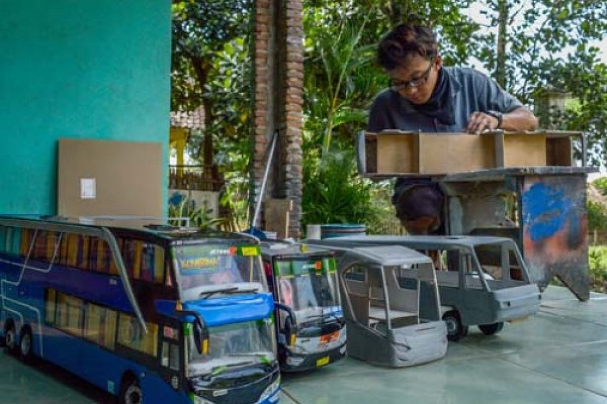 Kerajinan Miniatur Bus Tembus Sejumlah Daerah