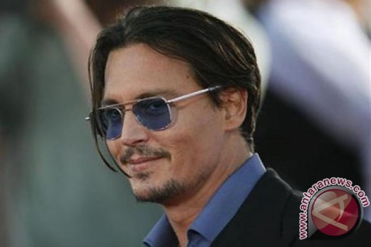 Mengaku jadi korban KDRT Johnny Deep, Amber Heard dipecat