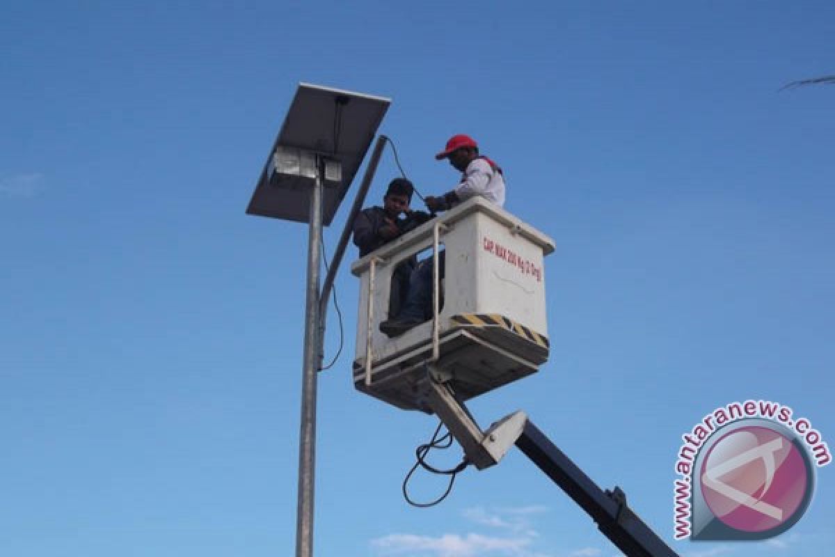 Antam Bantu Lampu Penerangan Jalan Tenaga Surya