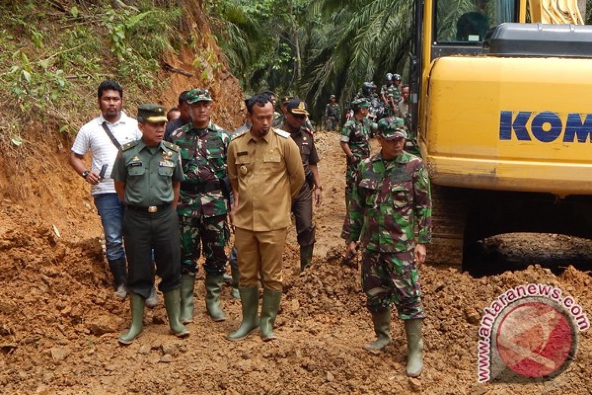 Waater Kasad Tinjau TMMD di Abdya 