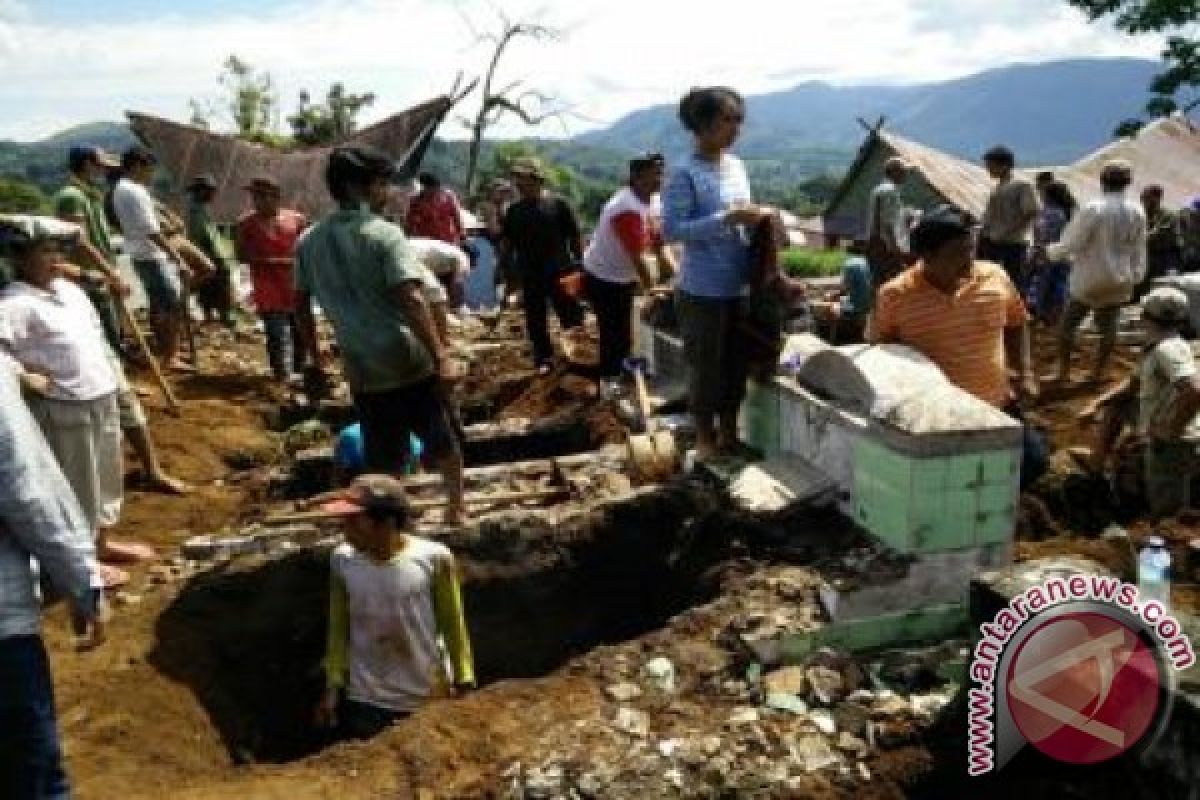 Lagi, Puluhan Makam Dibongkar