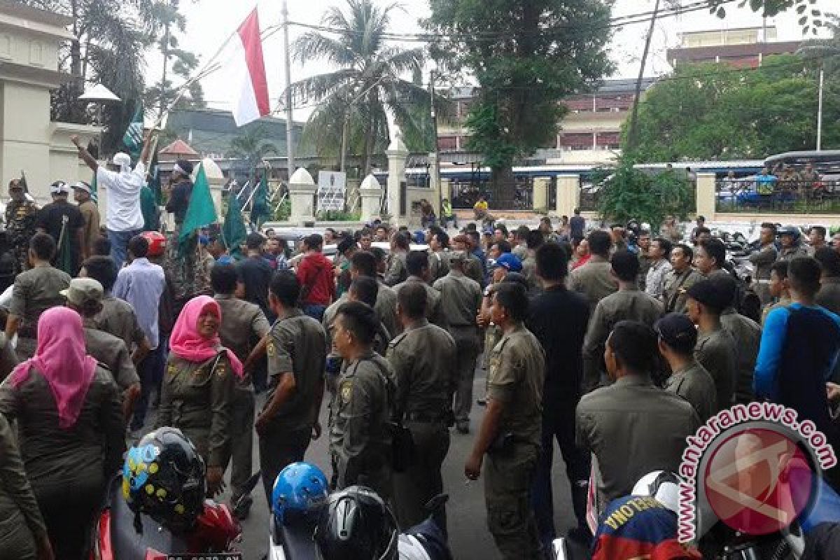 Cik Radin disidang, Satpol PP demo