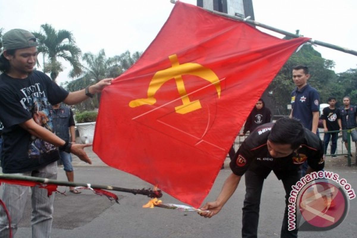 The Organizer of the Symposium on Anti Communist met Luhut B Pandjaitan and Anies Baswedan