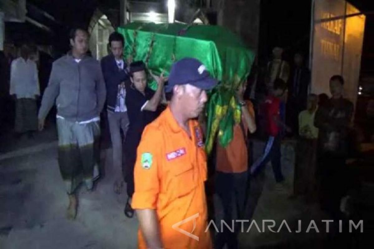 Jenazah Siswa Magetan Korban Pantai Baron Dimakamkan