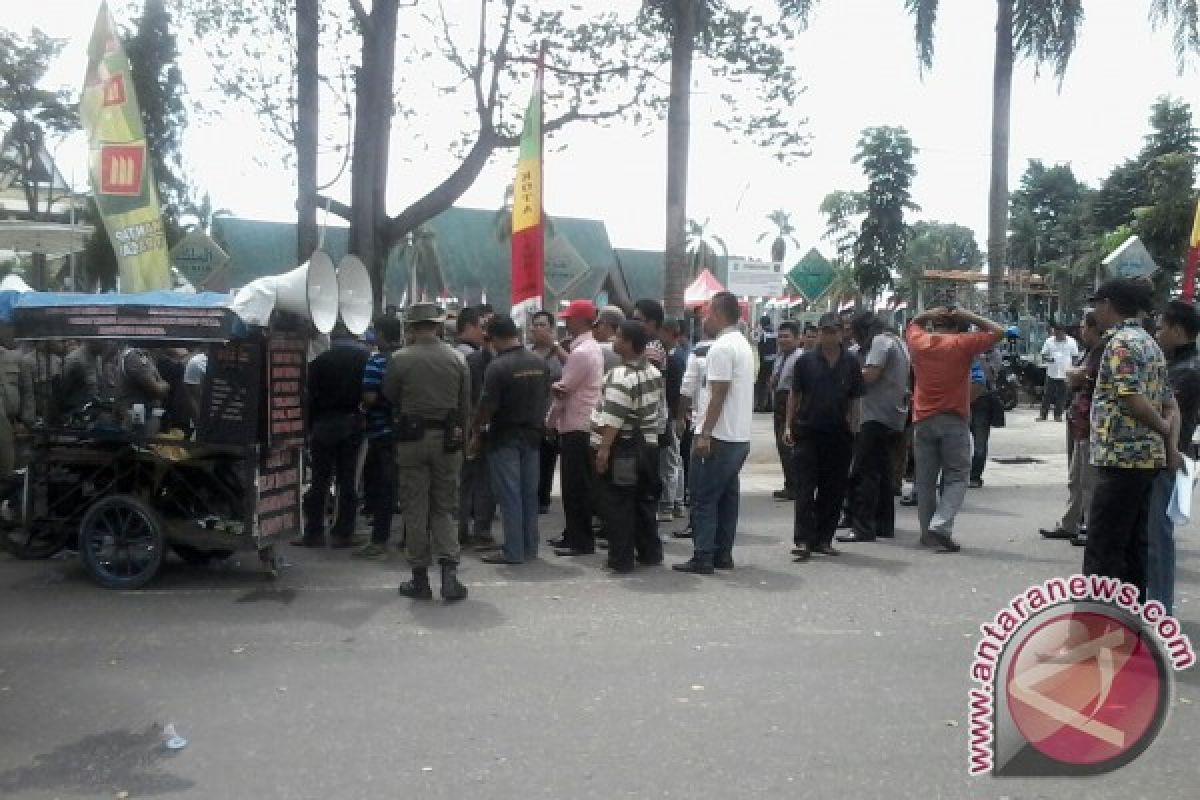 Paripurna hari jadi Kota Jambi diwarnai aksi demonstrasi