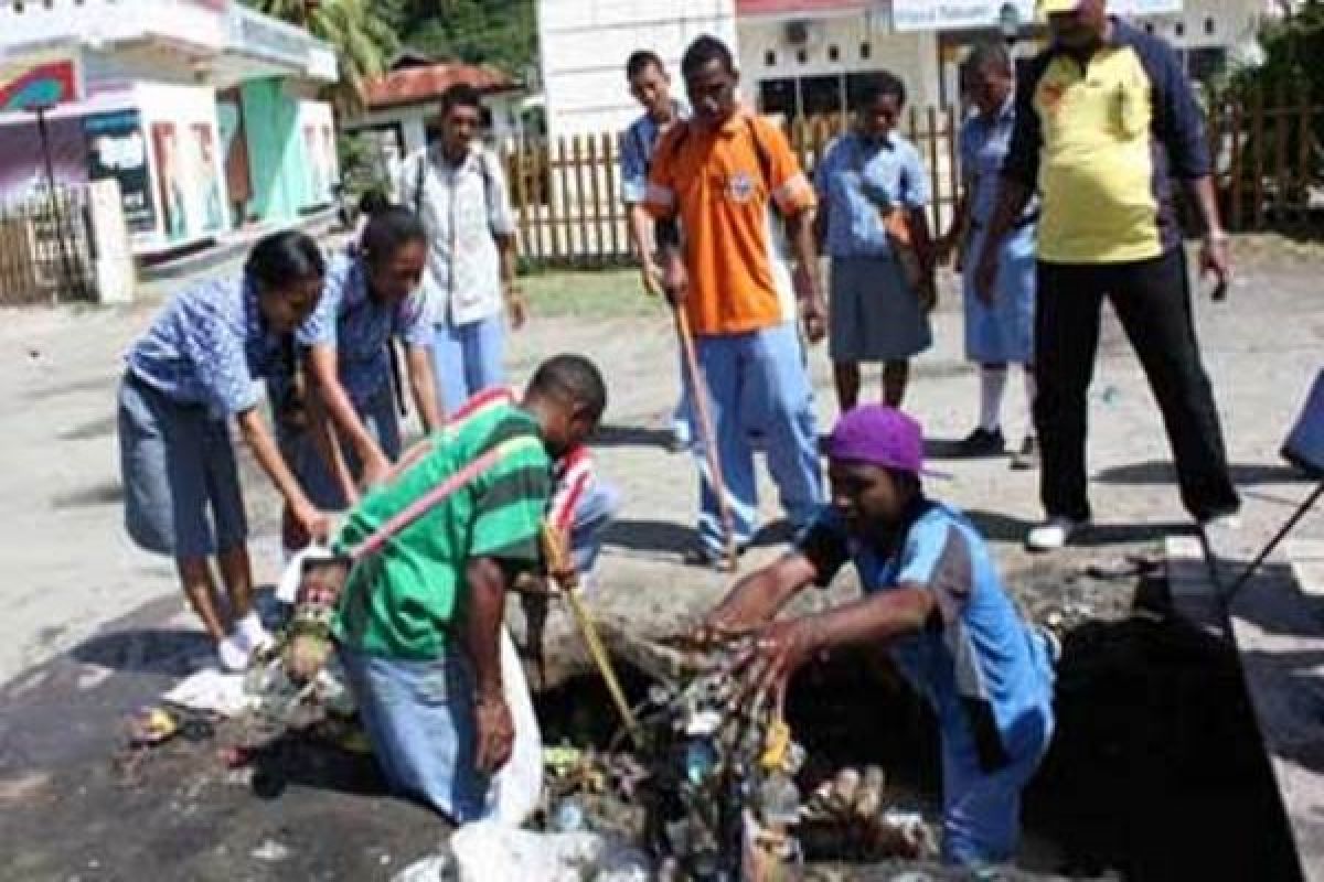 Pelajar SMA Jayapura bawa sampah ke sekolah 