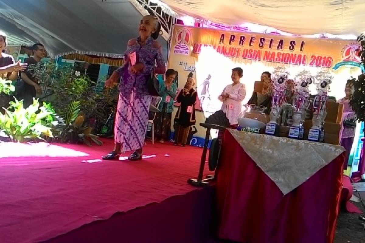 Sembilan Lansia Ikuti Peragaan Busana Di Semarang