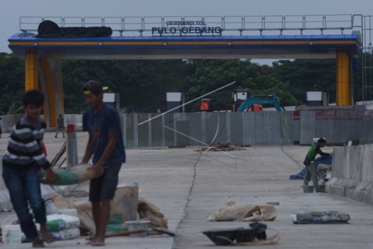 Waria melompat dari jembatan Tol Pulo Gebang