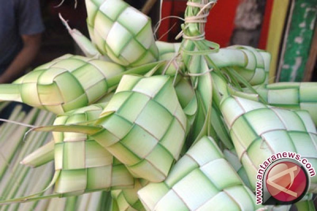 Bupati Ajak Warga Jaga Tradisi Perang Ketupat