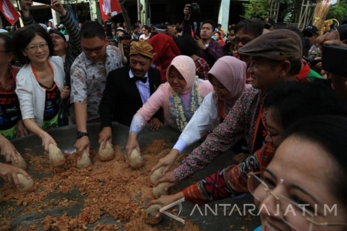 Ribuan Warga Surabaya Ramaikan Festival Rujak Uleg 2016