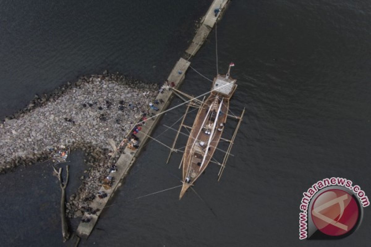 Replika Kapal Kuno Majapahit Berlabuh di Manila