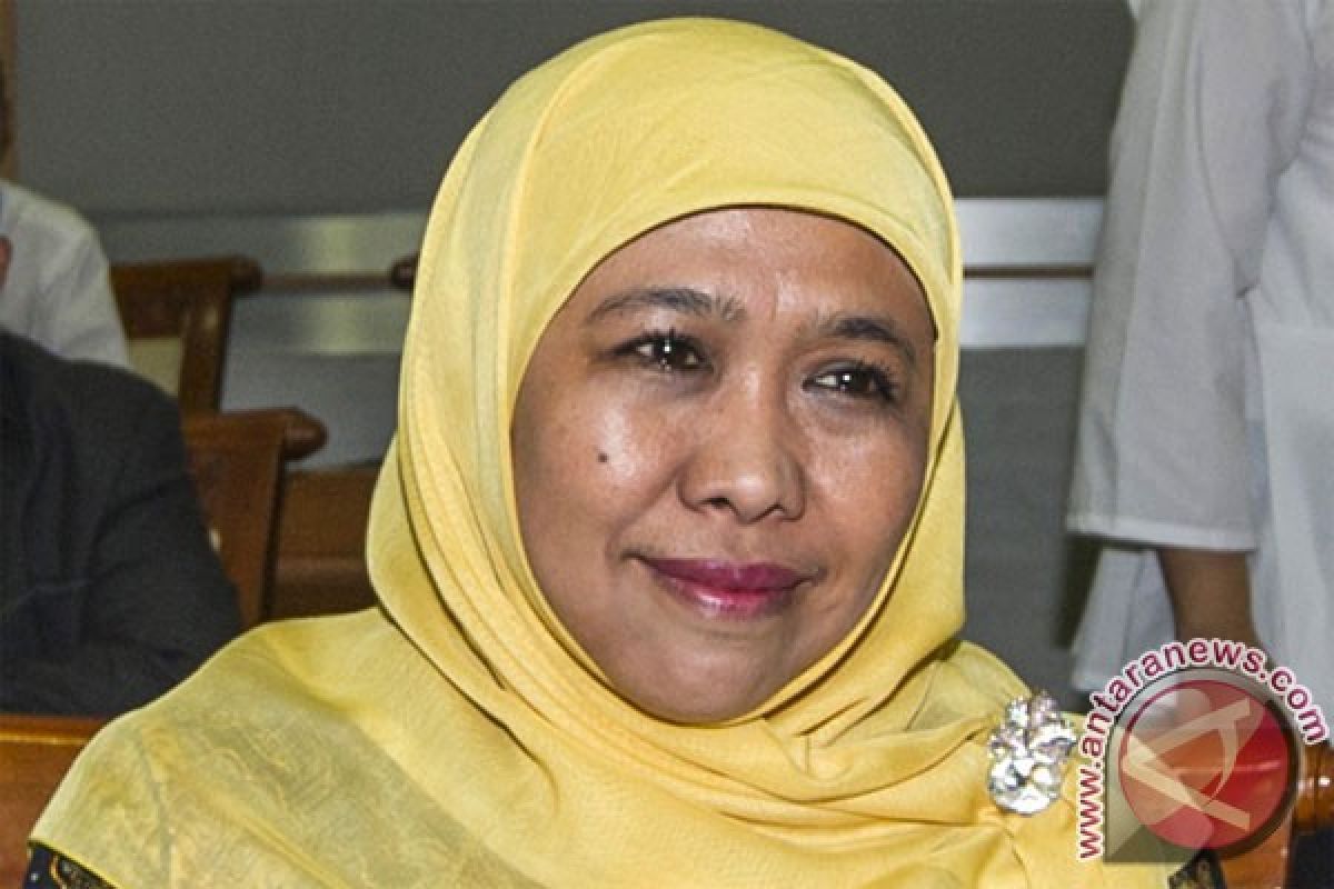 Khofifah: Antar anak sekolah bukan alasan cuti