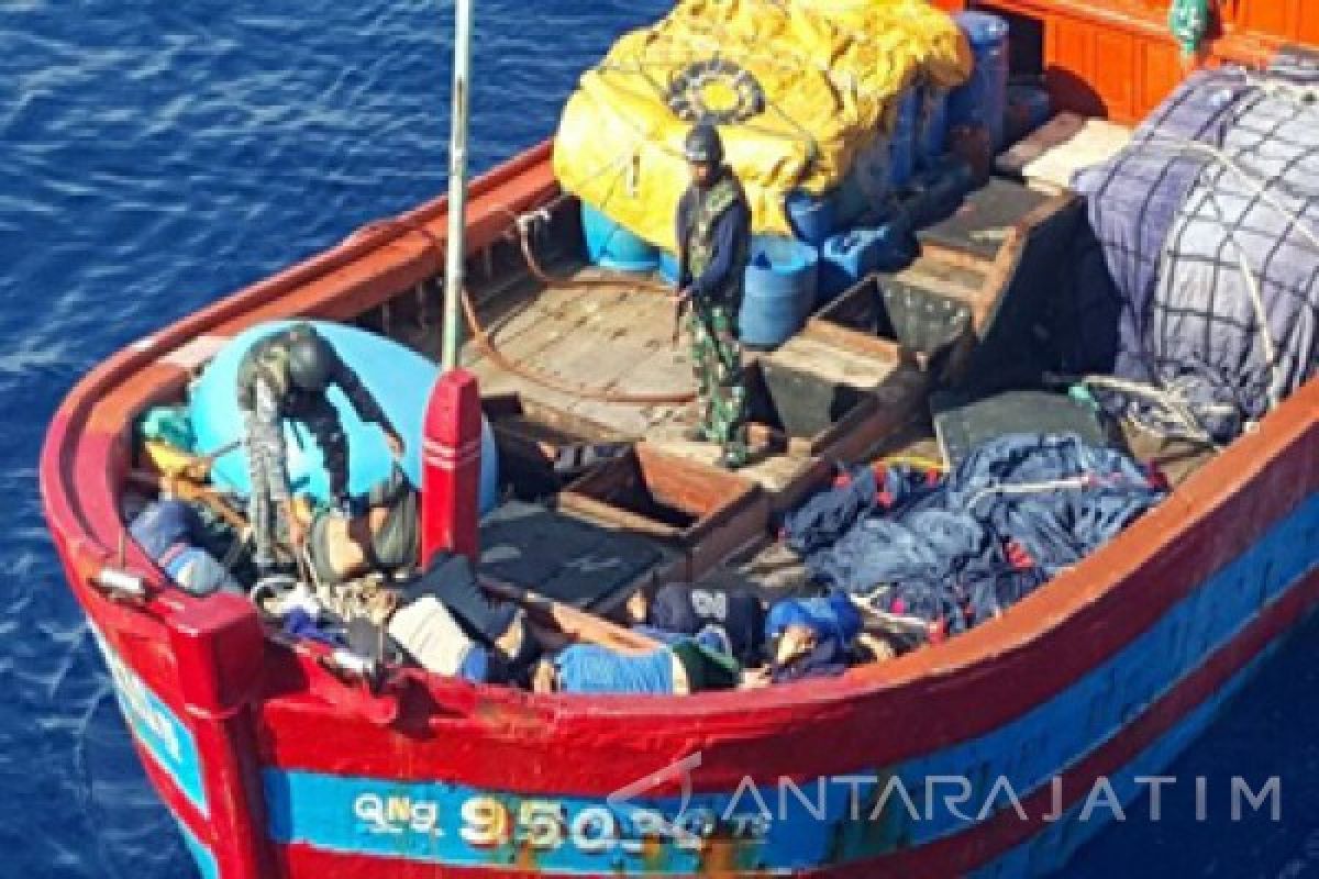 KRI Multatuli-561 Tangkap Dua Kapal Ikan Asing