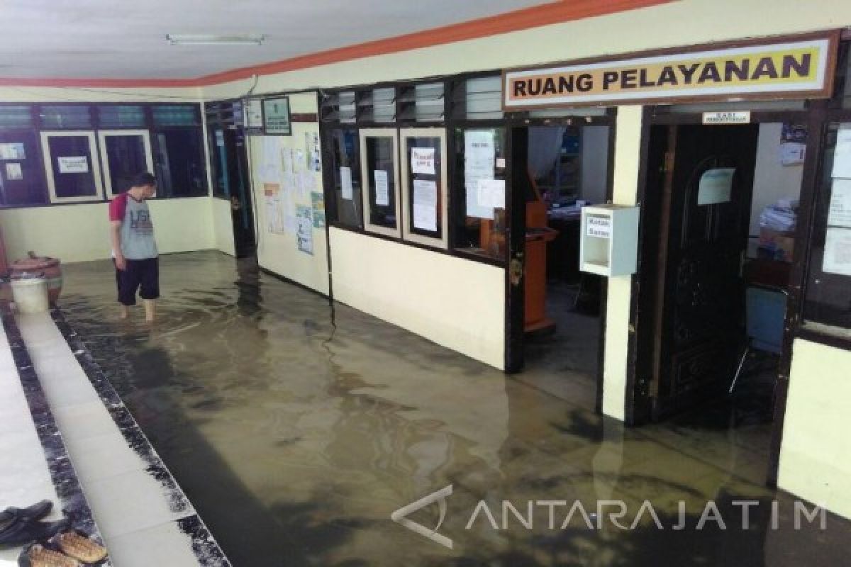 Kantor Kelurahan Mulyorejo Surabaya Terendam Banjir