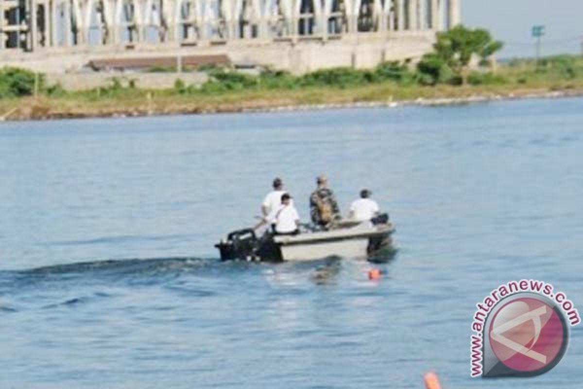 Lantamal VI terjunkan personel bersihkan Pantai Losari