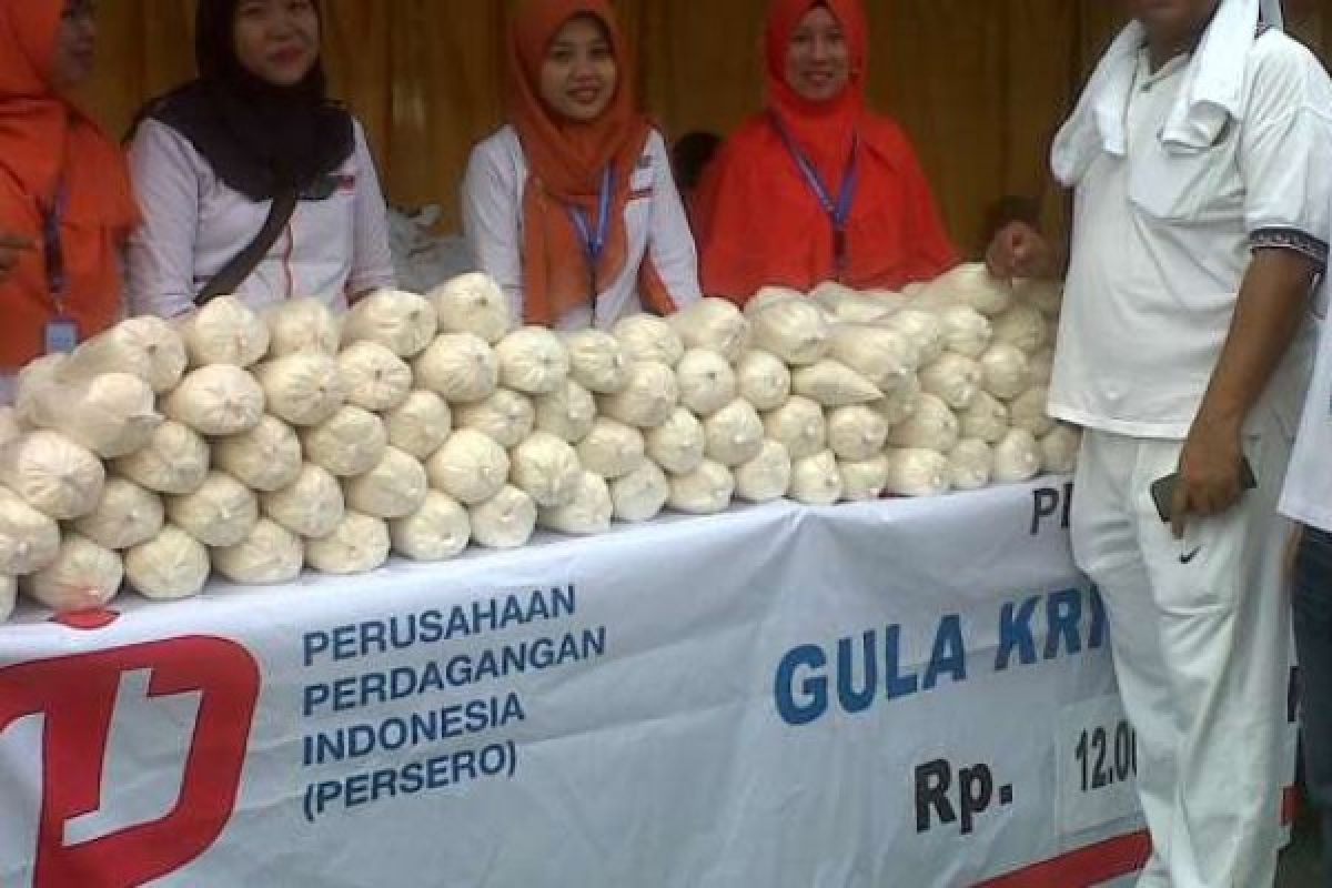 Pasar Gula Pasir Murah di RSUD Arifin Achmad Diserbu Warga