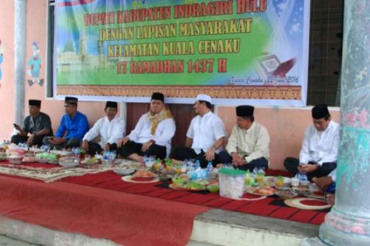 Buka Bersama Masyarakat Kelayang, Bupati Inhu Bawa Rombongan Anggota DPRD