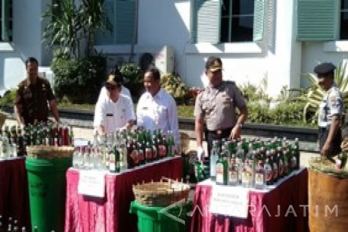Ribuan Botol Minuman Keras di Malang Dihancurkan