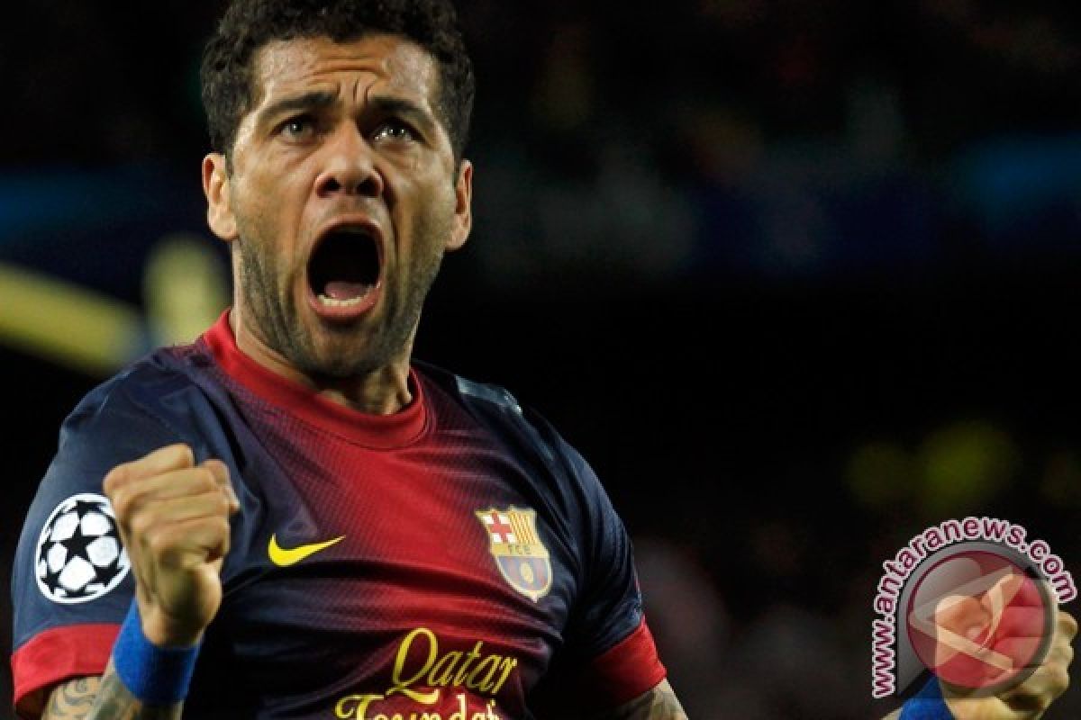 Absen di Piala Dunia, Alves minta penggemarnya  tegar "Jangan menangisi saya"