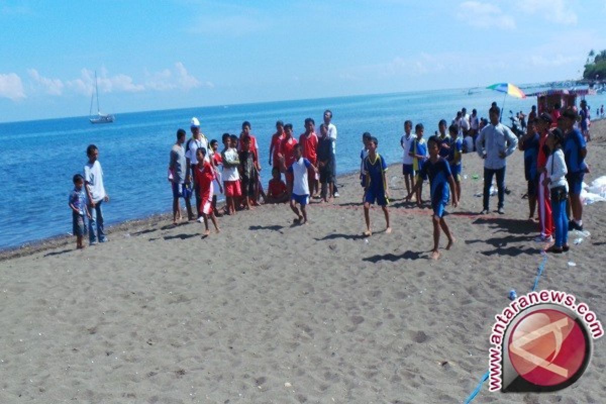 Polres Kotabaru Siaga Berikan Pertolongan Pengunjung Pantai 