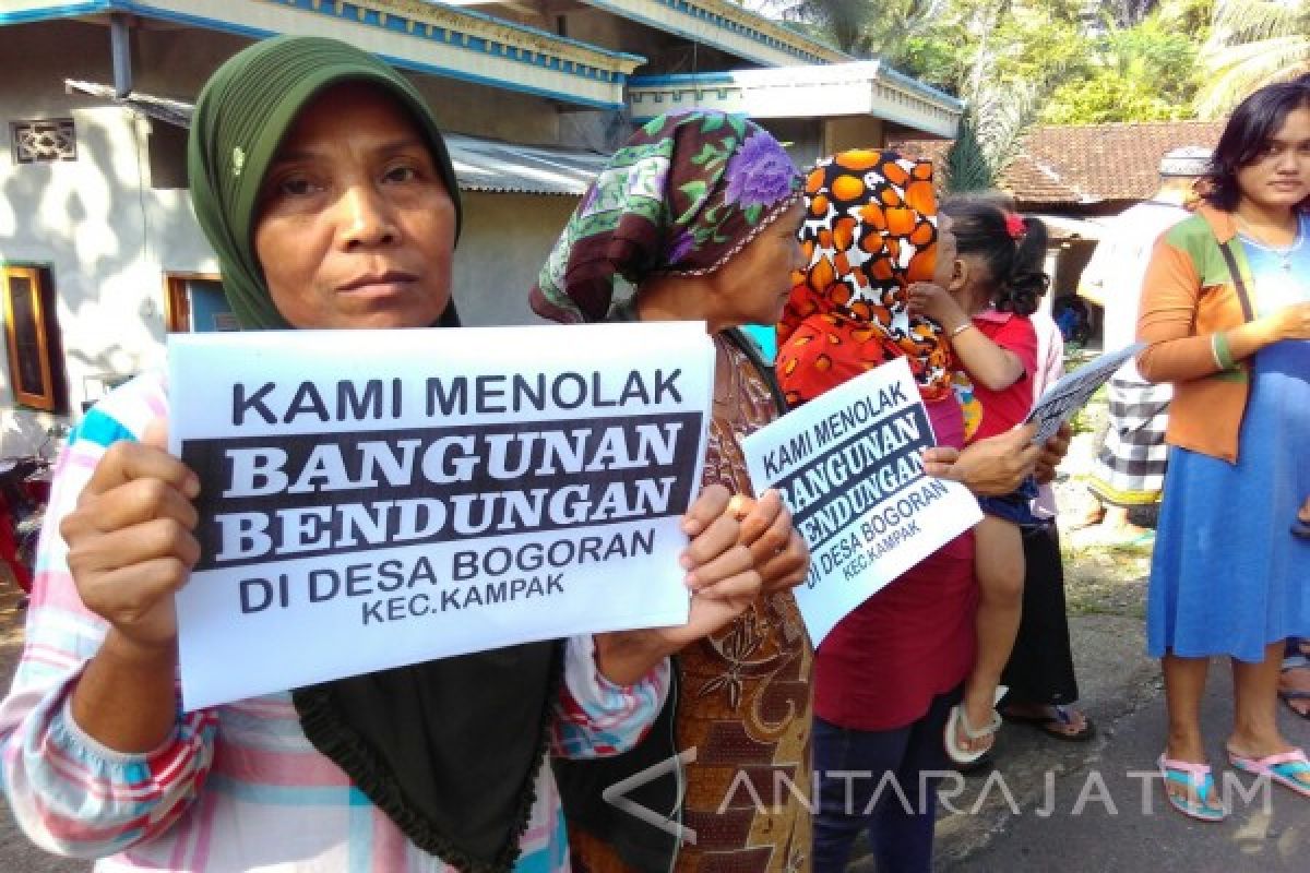 Puluhan Warga Trenggalek Demo Tolak Pembangunan Bendungan