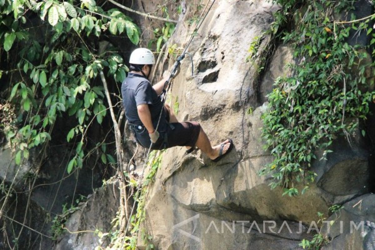 Serunya Bergelantungan pada Ketinggian 30 Meter